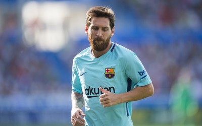 亿德电竞热评-加布里埃尔与对方前锋激烈对抗